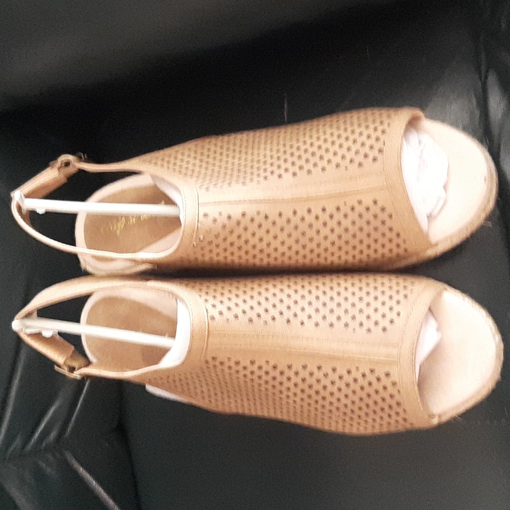 Easy Street tan women's sandals New in box, never worn sz 12, super flex zone